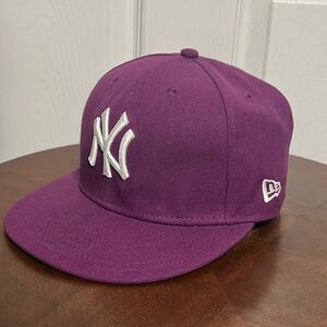 🔥⚾️‎ NEW YORK YANKEES New Era Fitted Flat Bill Purple Hat Sz 7-1/8” - PERFECT